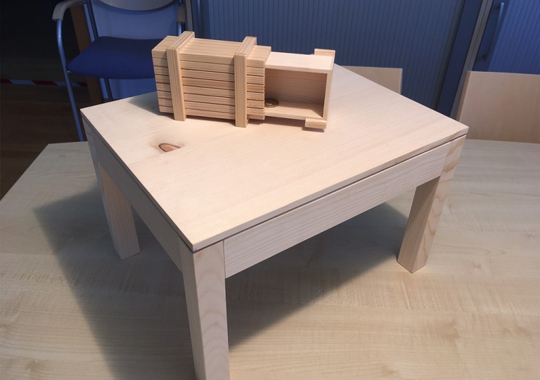 Lernpartnerschaft MOSER Tisch_magische Kiste